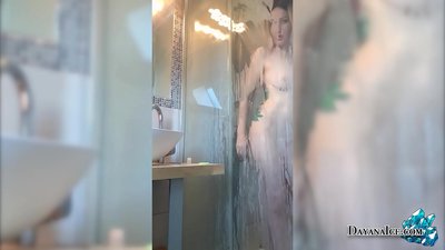 Baby med en saftig røv onanerer i brusebadet