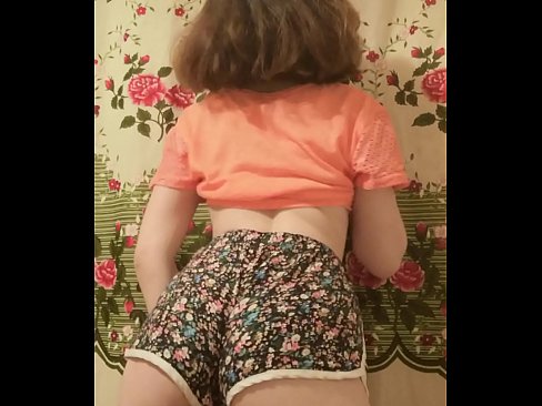 ❤️ Sexet ung babe laver en striptease ved at filme sine shorts på kamera ☑ Porno fb at da.dewporn.ru ️